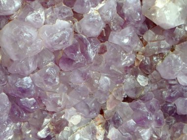 Amethist kuvars kristalleri doğal bir özetini.