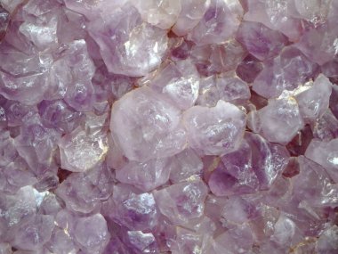 Amethist kuvars kristalleri doğal bir özetini.