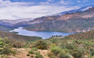 Apache göl ve Apache iz Arizona'da Roosevelt gölde batısındaki çölde gizli Resort doğal görünümünü.
