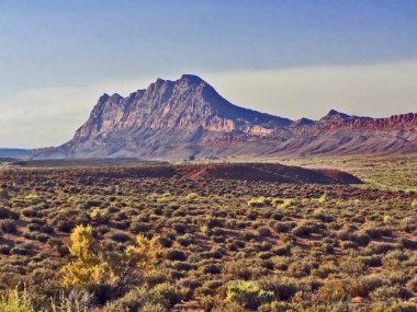 Kara tepe tarafından Kuzey Arizona Highway 89.