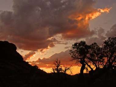 Bulutların üzerinde Broken Arrow Trail Sedona, Arizona günbatımı parlak bir turuncu renkli.