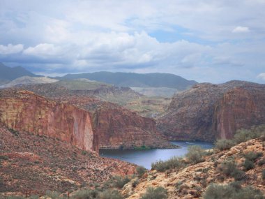 Canyon Lake batıl Wilderness üzerinde tuz River Phoenix, Arizona doğusunda kuzeyinde çölde üzerinde bulutlar.