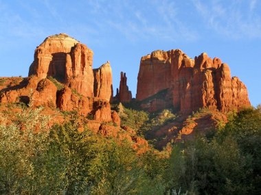 Kırmızı Katedrali kaya oluşumu Oak Creek Sedona, Arizona yakınlarında bir renkli doğal görünümünü.