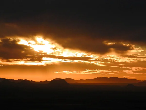 Una Brillante Puesta Sol Naranja Cobre Oeste Picacho Peak Centro Imagen De Stock