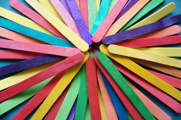 Palitos de colores en madera en circulo 