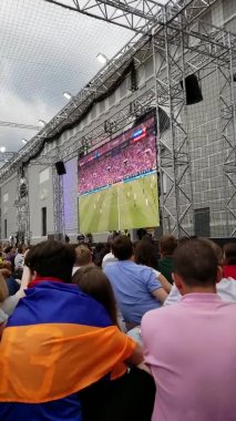 Moskova, Rusya - 15 Mayıs 2018: Kalabalık final maçı sırasında FIFA 2018 Fransa - Hırvatistan maçında son düdüğü çimen izle yayın oturan insan