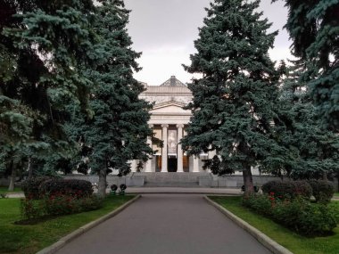 Moskova, Rusya - 15 Mayıs 2018: Cephe, Puşkin'i Devlet Güzel Sanatlar Müzesi çevresinde yeşil park ve geçici sergi posterleri ile