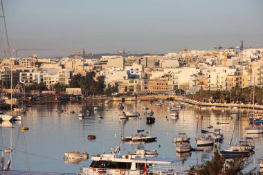 Yat ve tekne şafak üzerinde mavi liman Sliema suya yansıyan