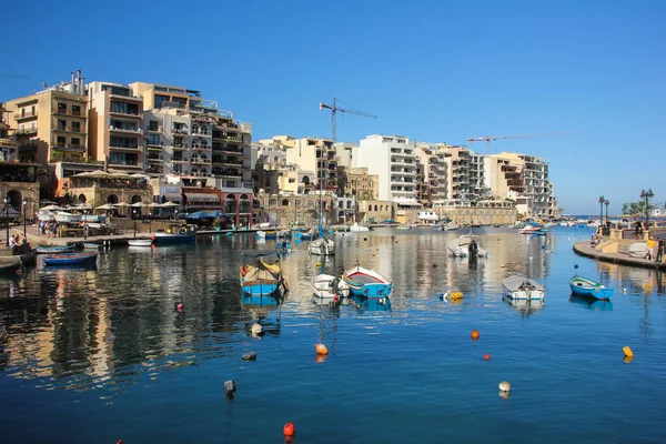 Tradisjonelle Maltesiske Båter Reflektert Blått Vann Havnen San Giljan Malta – stockfoto