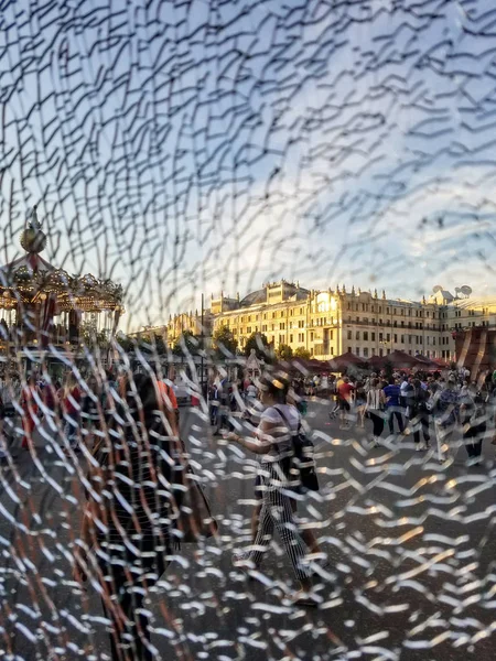 Moskova, Rusya - 26 Haziran 2018: Devrim Meydanı'na kadar hafif kırık cam