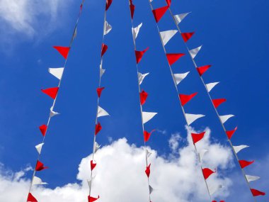 Garland mavi gökyüzü arka plan üzerinde kırmızı ve beyaz üçgen bayrakları