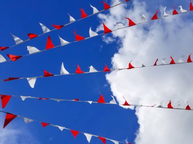 Mavi gökyüzü kırmızı ve beyaz üçgen bayrakları yatay çelenk