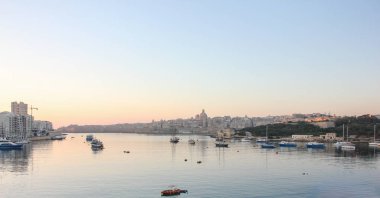 Sabah erken gündoğumu Valletta Grand Harbour üzerinde