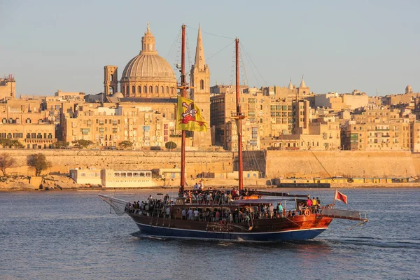 Valletta Grand Harbour günbatımı sırasında yelken turist ile ahşap gemi