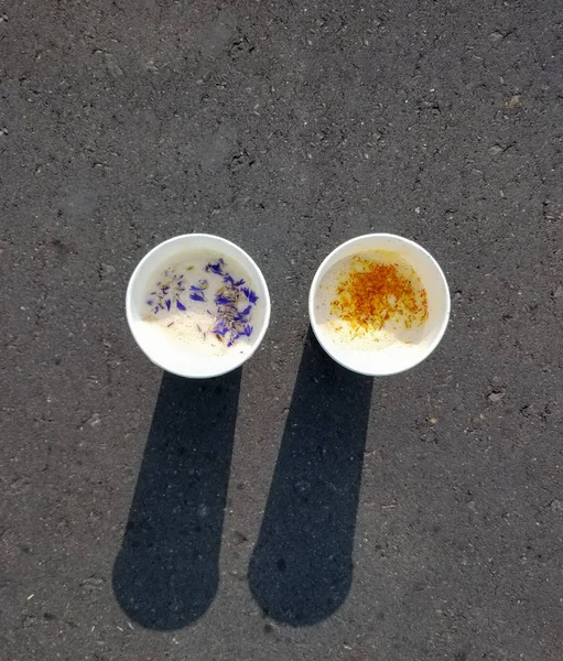 İki bardak kahve vereceğim ve gölgeler ile asfalt üzerinde safran duran