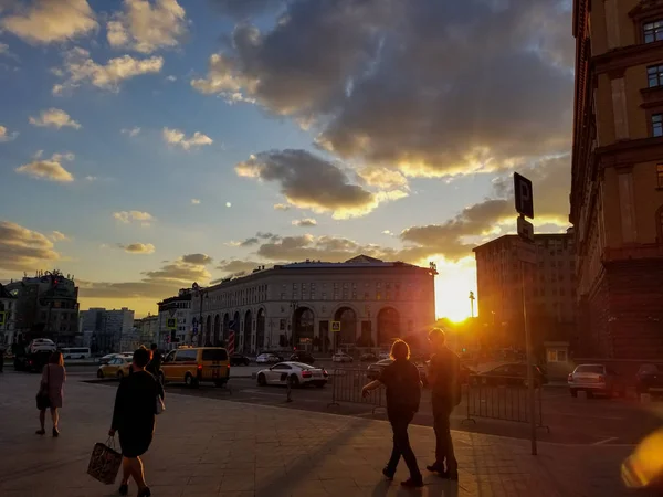 As pessoas caminham durante o belo pôr do sol na praça Lubyanka — Fotografia de Stock