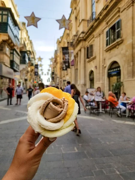 Kız lezzetli gül dondurma Valletta eski sokakta el
