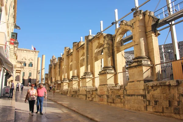 Valletta Malta Maj 2018 Människor Promenad Nära Gamla Förstörda Operahus — Stockfoto