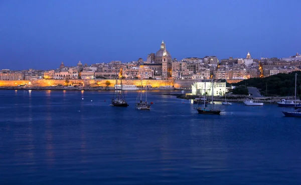 Tidig morgon tänder av Valletta Grand Harbour från Sliema — Stockfoto