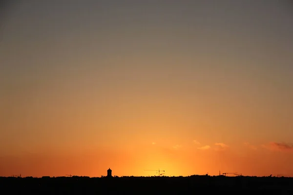 Turuncu Günbatımı Gökyüzü Yukarıda Silhouette Şehir Kuleleri Nşaat Vinçleri — Stok fotoğraf