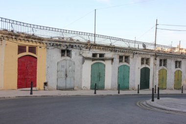 Malta boş sokakta Medyakonvertörler renkli kapı