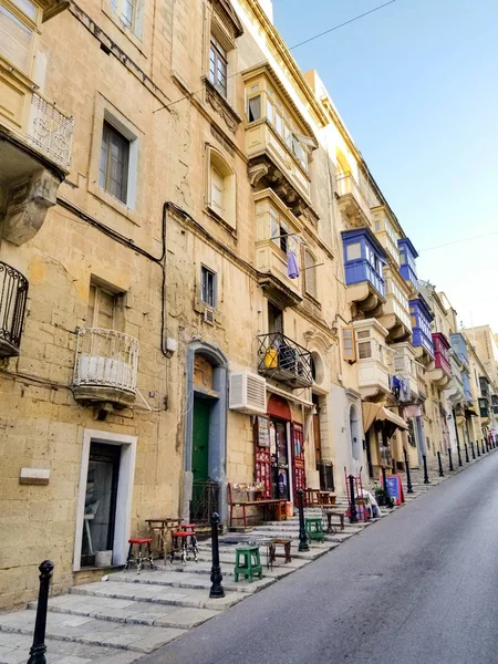 Tipikus Valletta street homlokzatok felkapaszkodott a színes erkéllyel — Stock Fotó