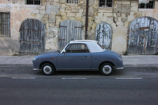 Retro car on empty Valletta street — Stock Photo, Image