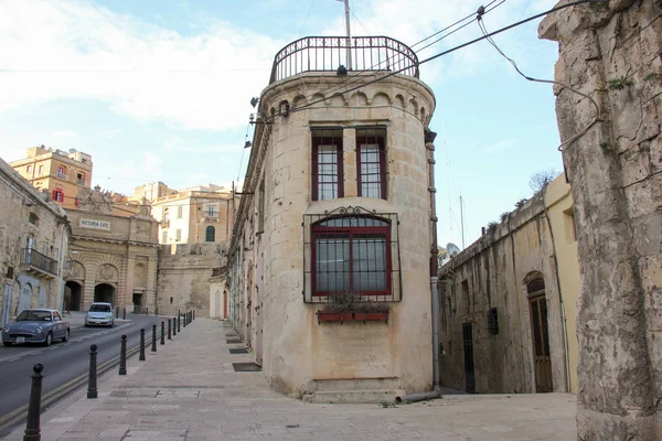 Två maltesiska tomma gatorna möter på hörnet — Stockfoto