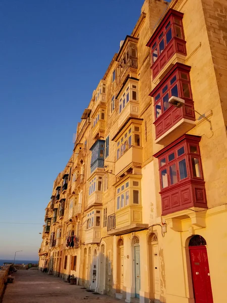Vista diagonal de la fachada típica de La Valeta durante la puesta del sol naranja —  Fotos de Stock