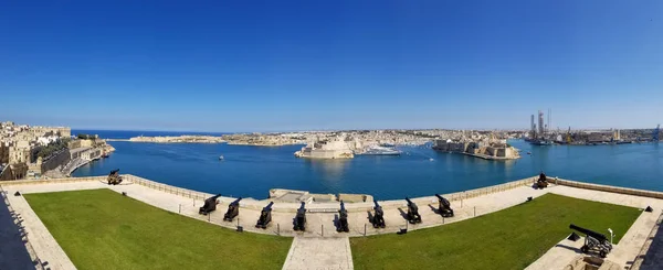 Panoramautsikt över salutera batteri från Upper Barrakka Gardens i Valletta — Stockfoto