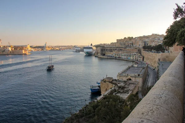 Vy över Grand Harbour i Valletta under solnedgången. Tre städer och stora kryssningsfartyg i långt — Stockfoto