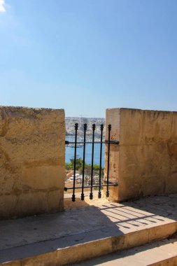 Fort duvar boşluğu ve latice