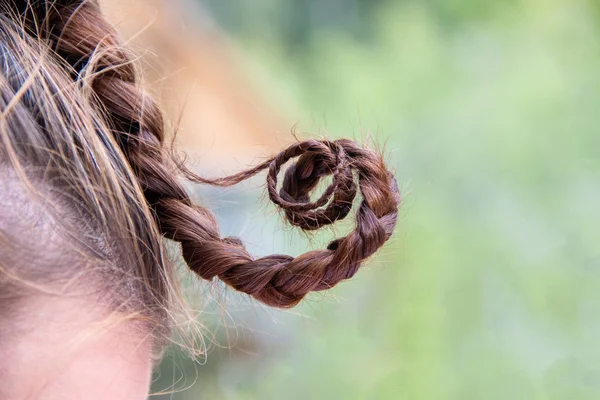 Komik helezon saç kız kafasına katlanmış