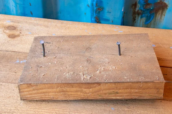 Atölye dolap onarım tezgah mavi duvar iki çivi ile ahşap blok