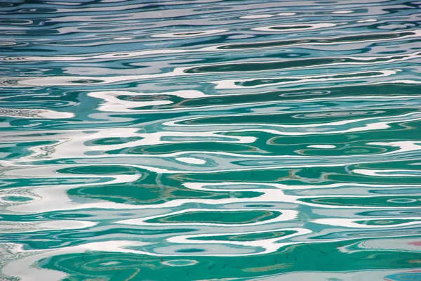 Deniz su yüzey arka plan üzerine soyut güneş parlamayı düşünceler