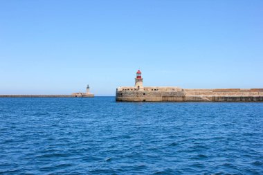 Grand Harbor Valletta, Malta için sakin denizde iki fenerler