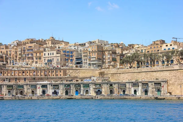 Valletta, Malta - maj 2018: se Valletta från Grand Harbor med traditionella balkonger — Stockfoto