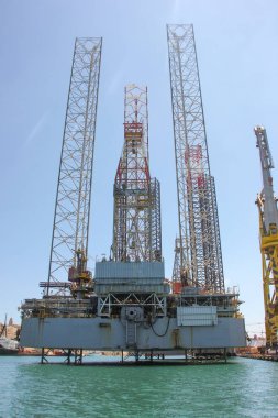 Eski büyük liman vinç Valletta, Malta için güneşli gün Grand Harbor boşaltma gemiler için