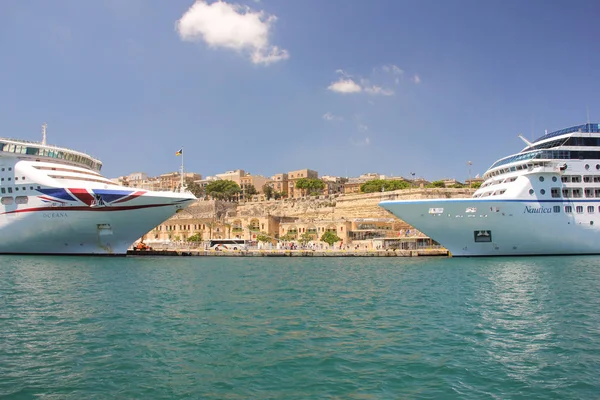 Valletta, Malta - 2018 olabilir: iki büyük cruise gemi Oceana ve Nautica güneşli bir günde Limanda demirli
