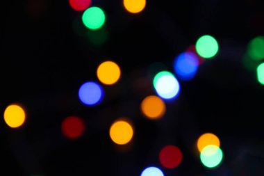 Birçok parlak kabarcık ışıkları bokeh renkli damla bulanık. Yeni yıl ve Noel lüks hoş geldiniz kartı koyu arka plan duvar kağıdı