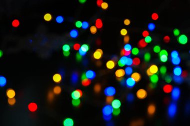 Birçok parlak kabarcık ışıkları bokeh renkli damla bulanık. Yeni yıl ve Noel lüks hoş geldiniz kartı koyu arka plan duvar kağıdı