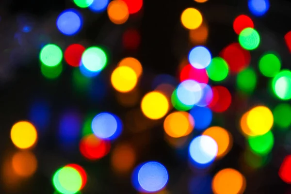 Birçok parlak kabarcık ışıkları bokeh renkli damla bulanık. Yeni yıl ve Noel lüks hoş geldiniz kartı koyu arka plan duvar kağıdı