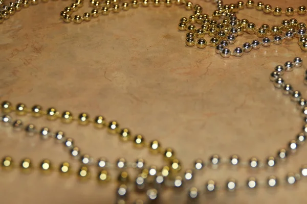 Güzel bulanık ışık altın ve gümüş boncuklar mermer arka plan soyut üzerinde