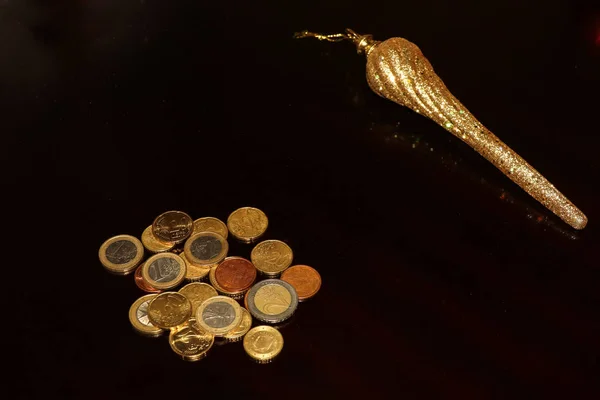 Euro coins glitter yılbaşı oyuncak Icicle yansıması ile siyah arka plan üzerine demet