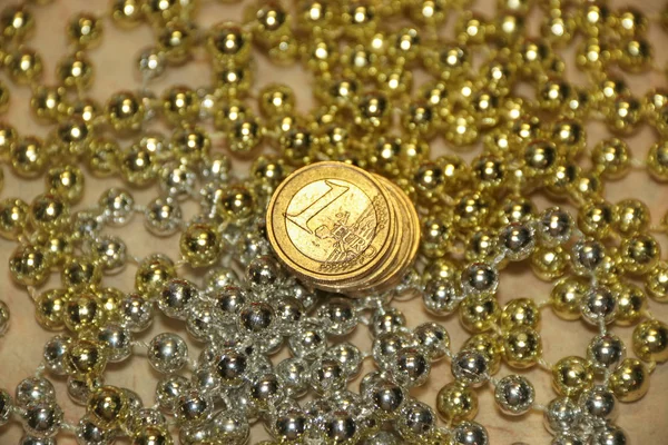 Pilha de moedas de euro em contas de brilho de metal dourado e prateado — Fotografia de Stock