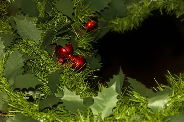 Kırmızı topları ile yeni yıl yapay çelenk
