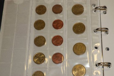 Euro cent sikke koleksiyonu beyaz çarşaflı Nümismatik Albümdeki