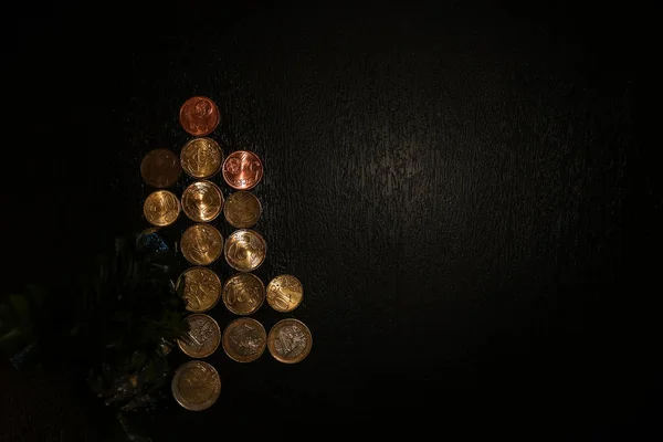 Boże Narodzenie nowy rok drzewo rysunek spojrzenie jak strzałka symbol wykonane z monet euro i sosna stożek — Zdjęcie stockowe