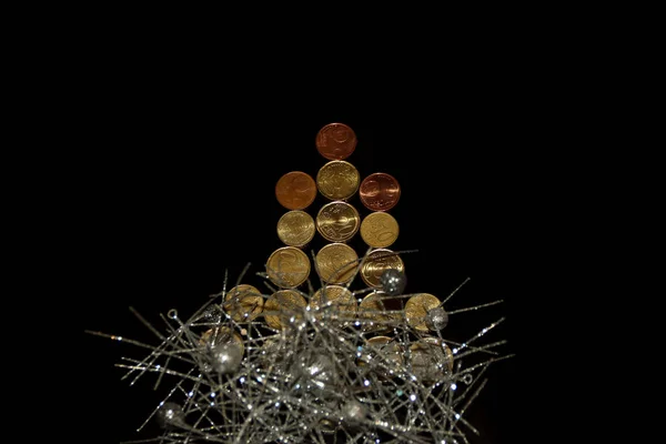 Ok sembolü euro sikke ve gümüş tinsel çelenk yapılmış gibi Noel yeni yıl ağacı şekil görünüm