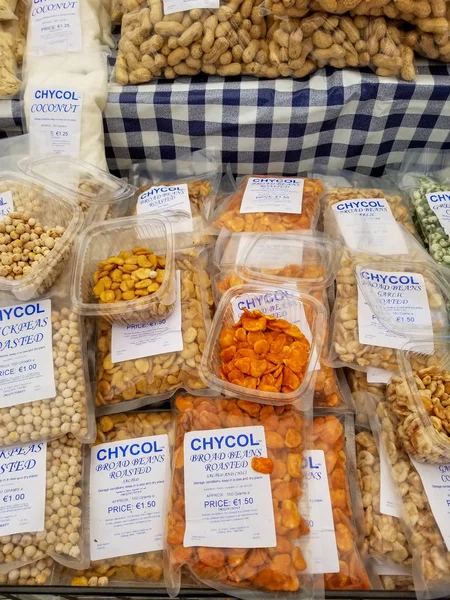 Marsaxlokk, Malta - Mayıs 2018: geleneksel Pazar Balık pazarı üzerinde yürüyen insanlar. Arka plan bağlantı noktasındaki boyalı tekneler luzzu